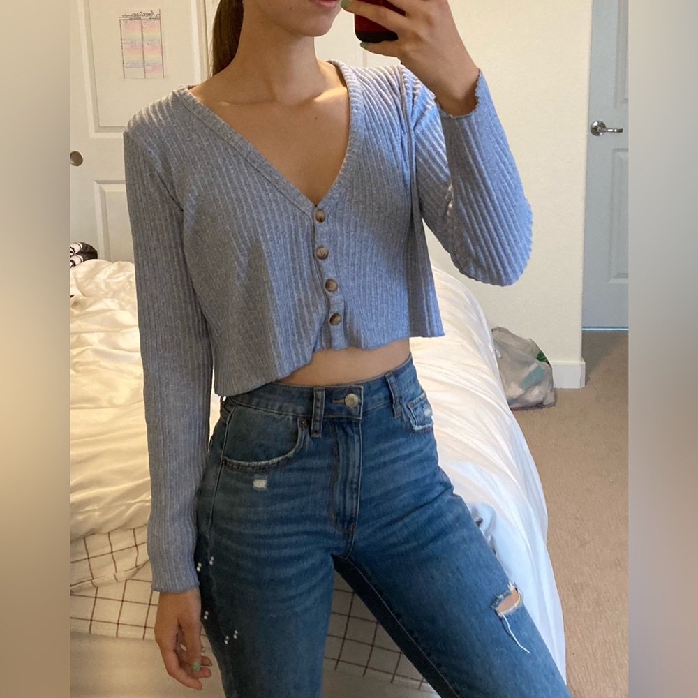 Cropped long sleeved V neck shirt
